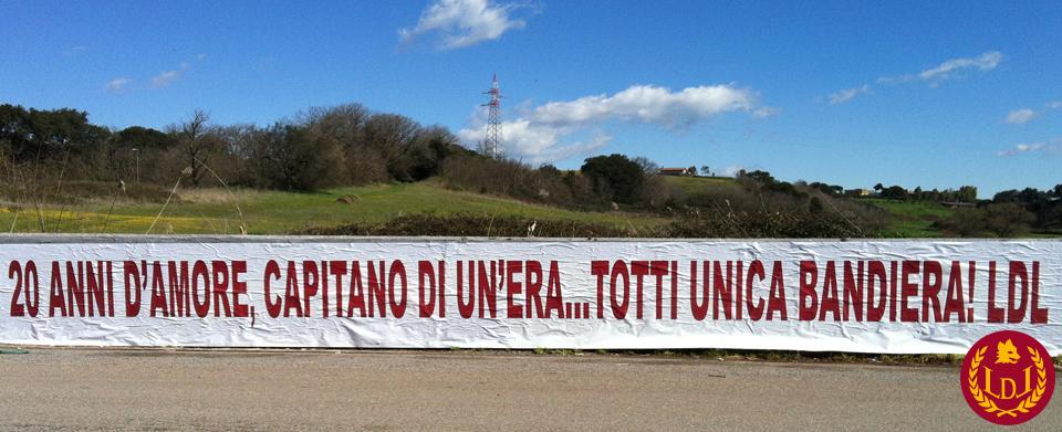 Il nostro omaggio portato a Trigoria  per i 20 anni di Roma del nostro Capitano!